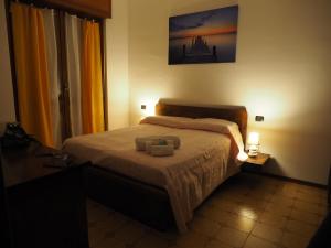 um quarto com uma cama com duas toalhas em Casa vacanza Laila em Cassina deʼ Pecchi