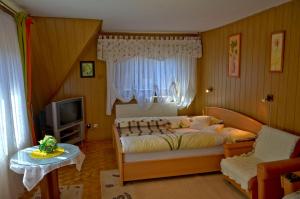 1 dormitorio con cama, mesa y TV en Apartament Anna en Zakopane