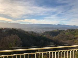 einen Blick auf das Tal vom Balkon eines Hauses in der Unterkunft Casa di Antonello in Cosenza