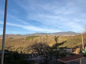 a view of a hill with mountains in the background at Casa di Antonello in Cosenza