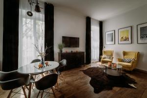 BIKE ROOMS في برزيميسل: غرفة معيشة مع طاولة وكراسي
