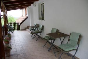 een groep stoelen en tafels in een kamer met een balkon bij Charming Apartments Ana in Maribor