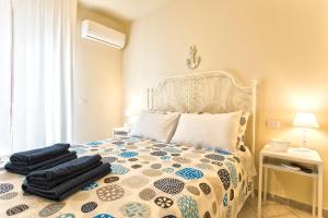 sypialnia z łóżkiem z 2 poduszkami w obiekcie white coral rooms accomodation self check-in w mieście Alghero