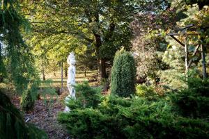 a statue in the middle of a garden at Motelik Julia in Siedlce