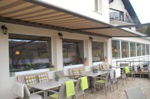 Restaurace v ubytování Hotel-Ferienwohnungen Cafe Maarblick