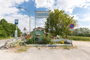 um sinal de rua com uma bicicleta estacionada ao lado de uma estrada em La Vecchia Stazione Ravenna em Ravenna