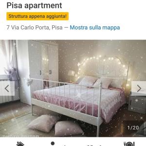 een slaapkamer met een bed met een wit bedframe bij Pisa apartment in Pisa