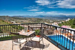 Cảnh núi rừng hoặc tầm nhìn ra núi từ nhà nghỉ B&B