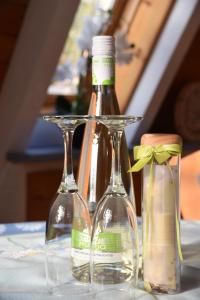 dwie puste butelki wina siedzące na stole w obiekcie Ferienhaus Giebelei w mieście Medebach