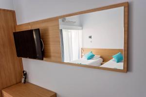 Televiisor ja/või meelelahutuskeskus majutusasutuses Pyramos Hotel