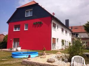 czerwony dom z napisem "motel" w obiekcie Landhotel Hamburger Hof w mieście Nettlingen
