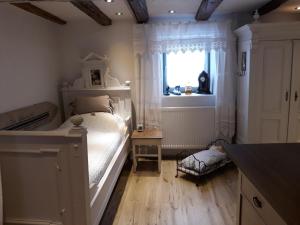 ein kleines Schlafzimmer mit einem Bett und einem Fenster in der Unterkunft Omas Schmuckkästle in Lauingen