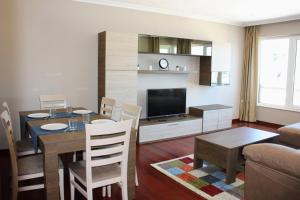 ein Wohnzimmer mit einem Tisch und einem Esszimmer in der Unterkunft Apartamento en Cee con vistas al mar in Cee