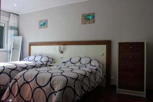 1 dormitorio con 2 camas y vestidor en Apartamento en Cee con vistas al mar, en Cee