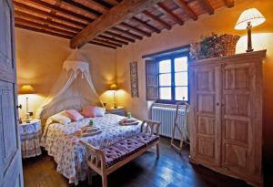 - une chambre avec un lit à baldaquin dans l'établissement La Locanda del Moro, à Pieve Fosciana