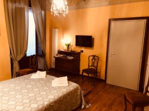 Posteľ alebo postele v izbe v ubytovaní Un avventura al centro della storia di Torino