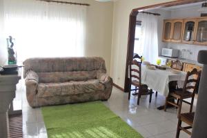 salon z kanapą i stołem w obiekcie Praia da Torreira à Vista w mieście Torreira