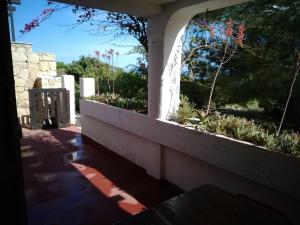 un porche con una pared de retención y un jardín en Appartamenti Jeko, en Lampedusa 17 fotos más