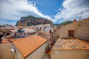 a view of a town with buildings and a mountain at Il terrazzino Holiday Home in Cefalù