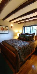 A bed or beds in a room at Adobe Inn at Cascade