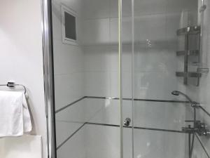 İkitelli的住宿－Başakşehir, Ayazma Mevkii Altınşehir Yanyol Masko Karşısı，浴室里设有玻璃门淋浴