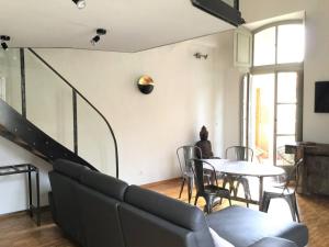 - un salon avec un canapé et une table dans l'établissement Clos des Arts Suspendus, à Avignon