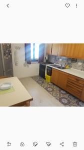 eine Küche mit einer Spüle und einer Arbeitsplatte in der Unterkunft Villa le Due Palme in Isola delle Femmine