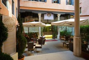 Un restaurant sau alt loc unde se poate mânca la Hotel Liassidi Palace