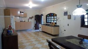 a room with a kitchen with a counter top and a kitchen at Sitio do Campo Fasan in Santa Isabel