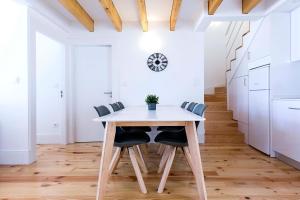 a dining room with a table and chairs at Bom Porto Apartments in Porto