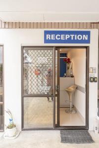 una puerta abierta a un taller de reparación en Pukekohe Motel en Pukekohe East