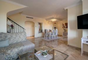 a living room with a couch and a table at Apartamento Costa Galera DUPLEX PENTHOUSE in Estepona