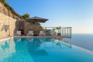Bazén v ubytování Kathisma Bay Villas - Luxury Villas - Villa Helios nebo v jeho okolí