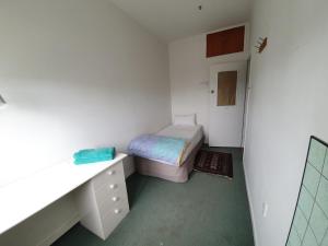 A bed or beds in a room at Uenuku Lodge