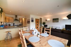 Dukes Riverside Penthouse, with Castle views, Balcony and Parking