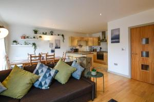 Dukes Riverside Penthouse, with Castle views, Balcony and Parking