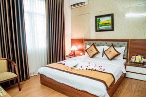 Tempat tidur dalam kamar di OYO 1143 Thu Giang Hotel