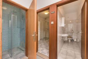 Et badeværelse på Apartments Luca + 62 billeder