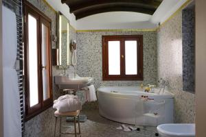 Un baño de Hotel Liassidi Palace