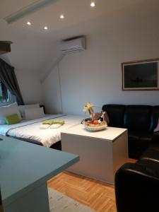 Postel nebo postele na pokoji v ubytování APARTMANI Emerald Dream