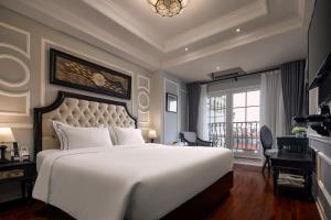 Un pat sau paturi într-o cameră la Acoustic Hotel & Spa