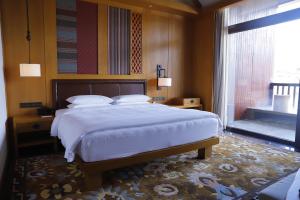Jinmao Pureal Mountain Liiang客房内的一张或多张床位