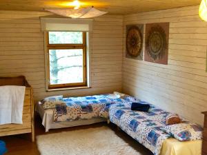 Tempat tidur dalam kamar di Kibuvitsa Holiday House