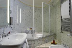 Un baño de Hotel Liassidi Palace