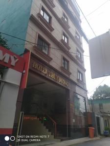 Een gebouw met een Hilton drugs bord erop. bij Thùy Dương Hotel in Ho Chi Minh-stad