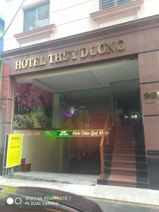 ein Hotel winziges Gebäude mit Treppen davor in der Unterkunft Thùy Dương Hotel in Ho-Chi-Minh-Stadt