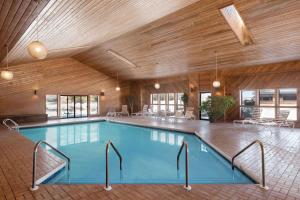 Swimmingpoolen hos eller tæt på Days Inn by Wyndham Eagle River