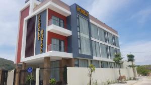 un edificio con un cartello sul lato di Romely Hotel Nha Trang a Nha Trang
