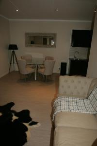 salon z kanapą i stołem w obiekcie Kindred Lodge Apartments w mieście Leeton