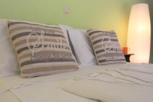 A bed or beds in a room at 360 Panorama House - Gazing at Horizon and the Stars of the Galaxy in the night - Fresh Cool breeze most of the time - just 7 min from the beach